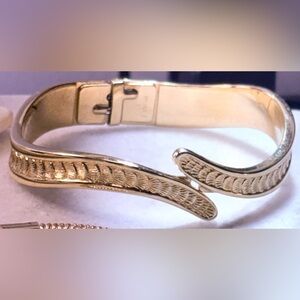 Elegant Gold hinged Women's Bracelet